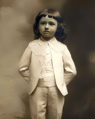 Photo noir et blanc d'un jeune garçon en 1010