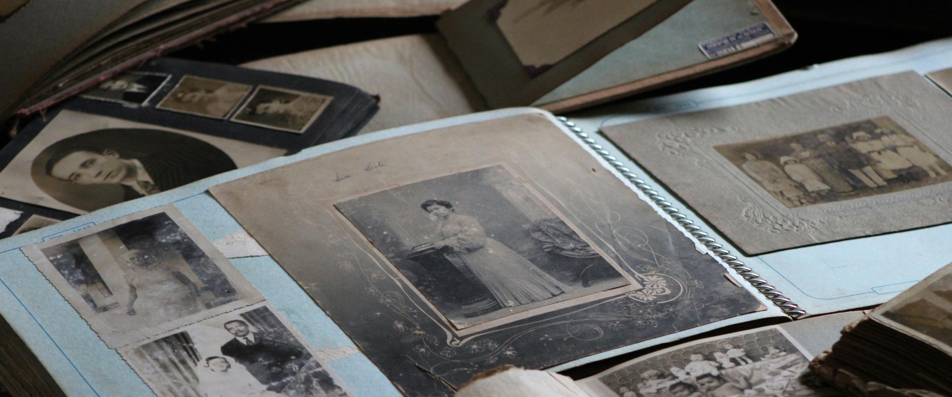 Albums photos anciens ouverts sur une table.